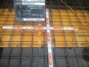 S1 板厚150 短辺方向 上端筋 D10-D13-@200 下端筋 D10-@200 長辺方向 上端筋 D10-@200 下端筋 D10-@200